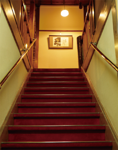 純日本家屋らしい、やや勾配のある階段はタイムトリップへと誘い、いにしえの時代に導いてくれる